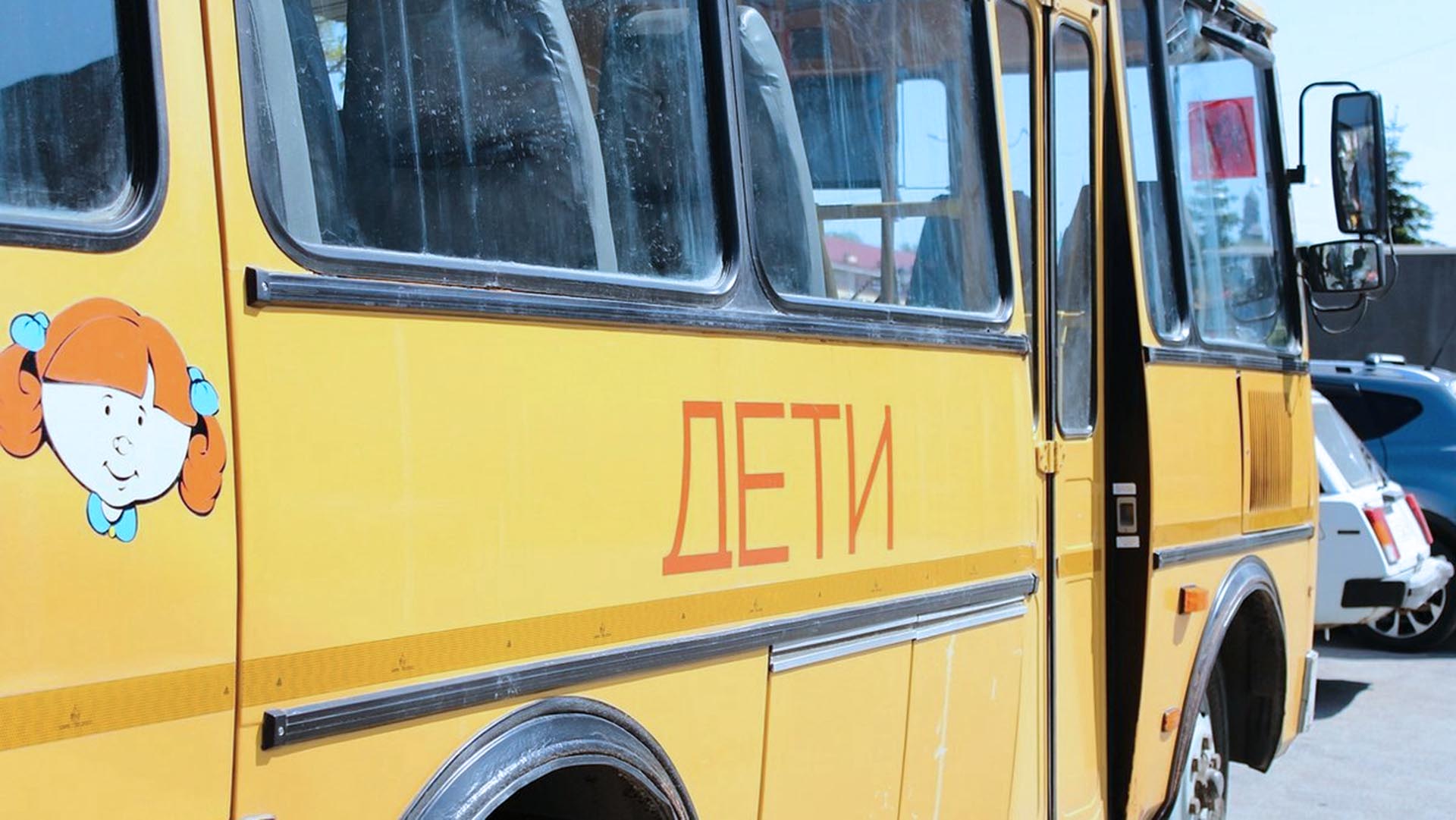 Подвоз детей автобусами. Автобус для детей. Наклейка на школьный автобус дети. Автобус дети оранжевый. ПАЗИКИ автобусы для детей видео.